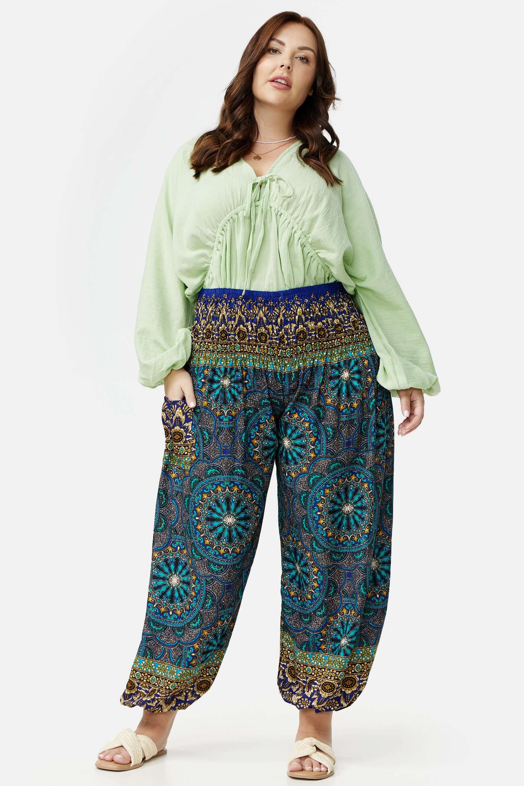 Frau in blau gemusterter Haremshose Plus Size von vorne