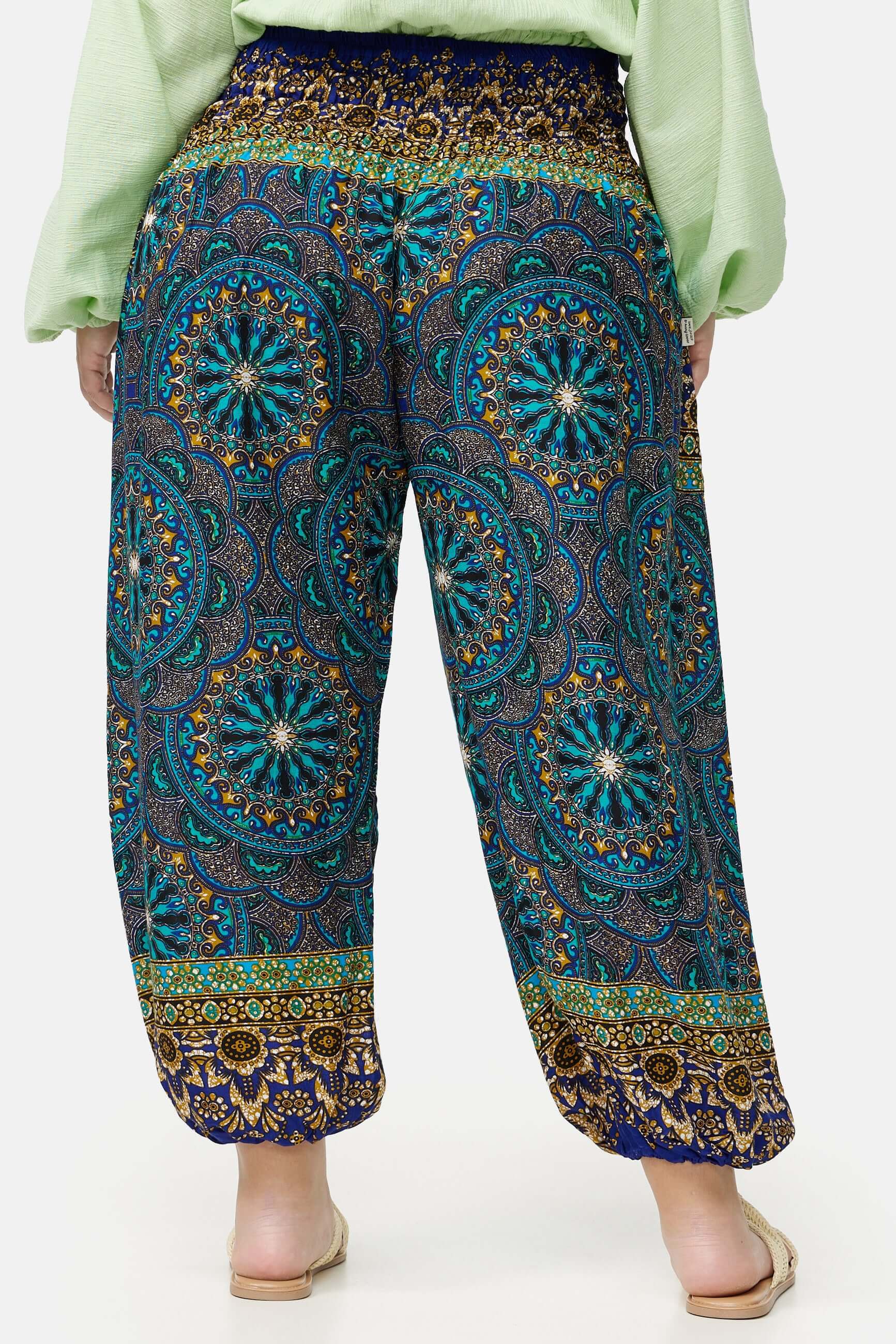 Blau gemusterte Haremshose Plus Size von hinten close-up