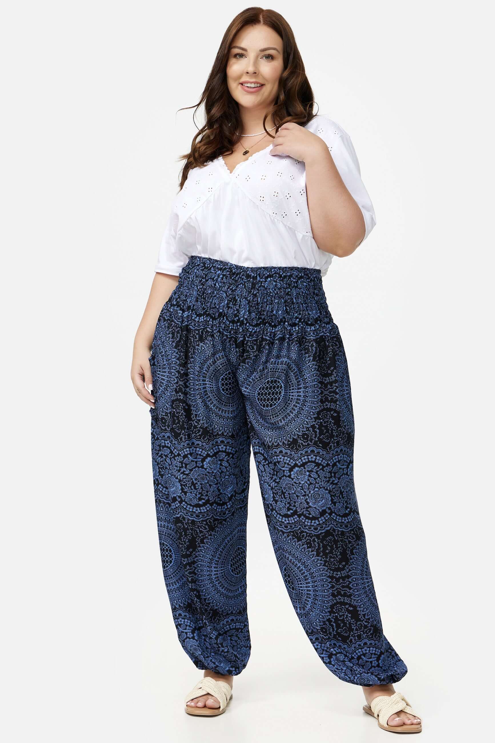 Frau in Haremshose Nacht Mandala Plus Size von vorne