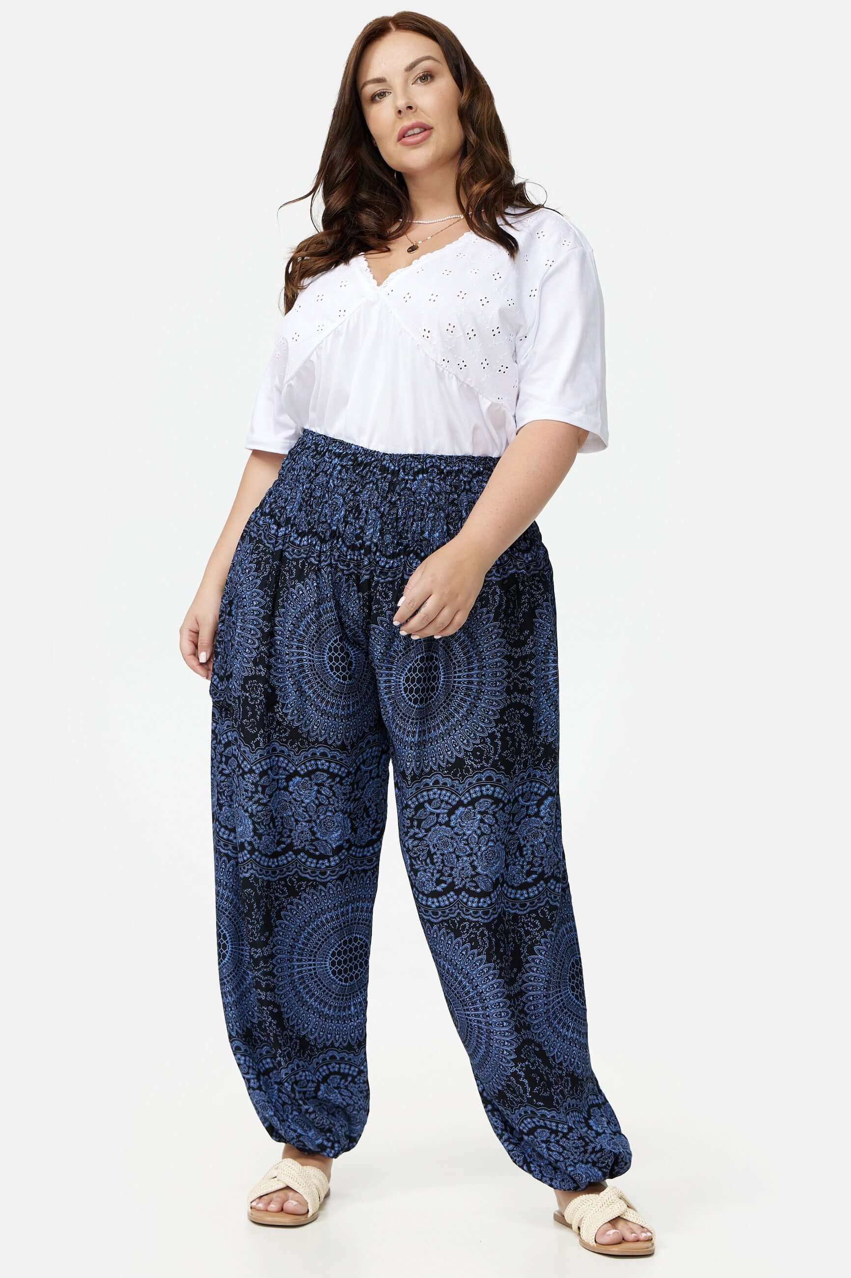Frau in Haremshose Nacht Mandala Plus Size von vorne