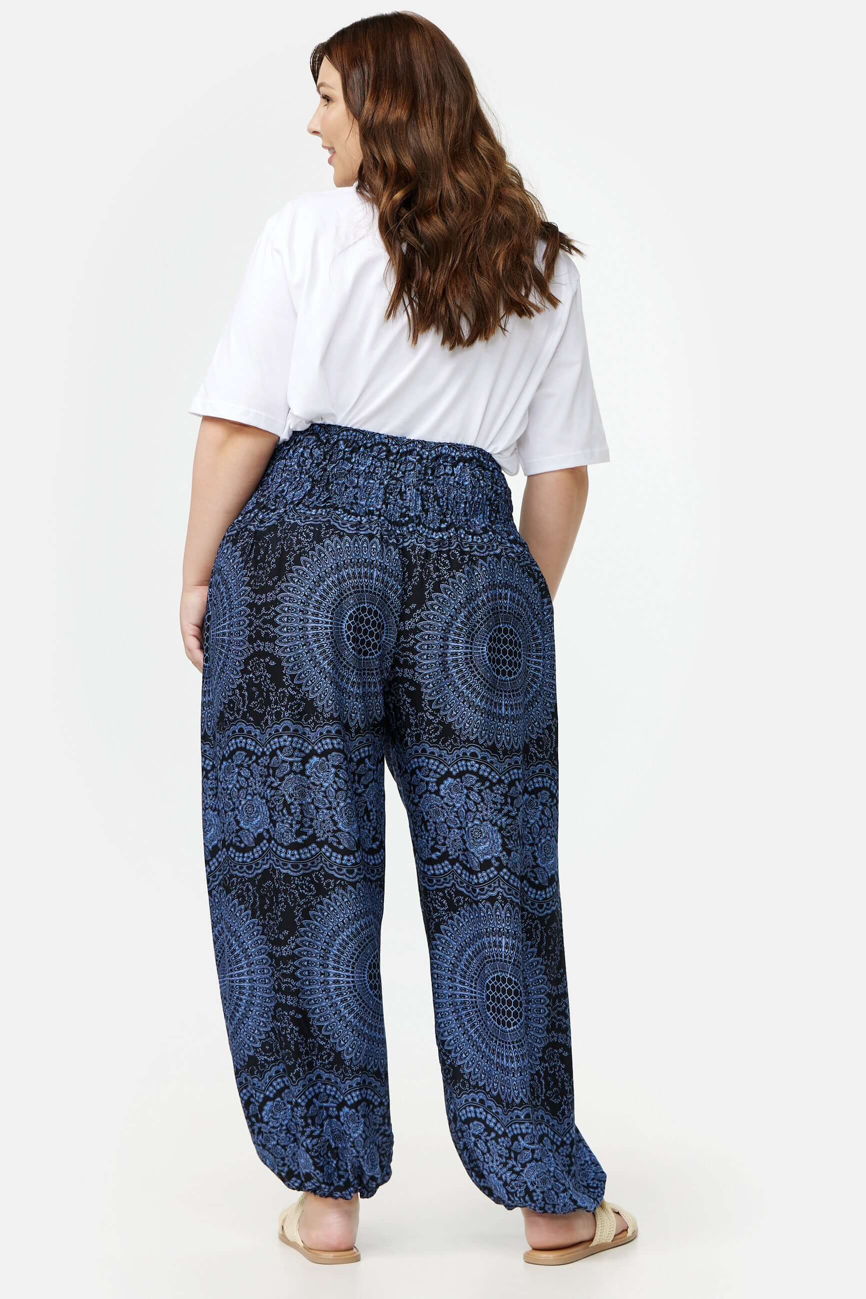 Frau in Haremshose Nacht Mandala Plus Size von hinten