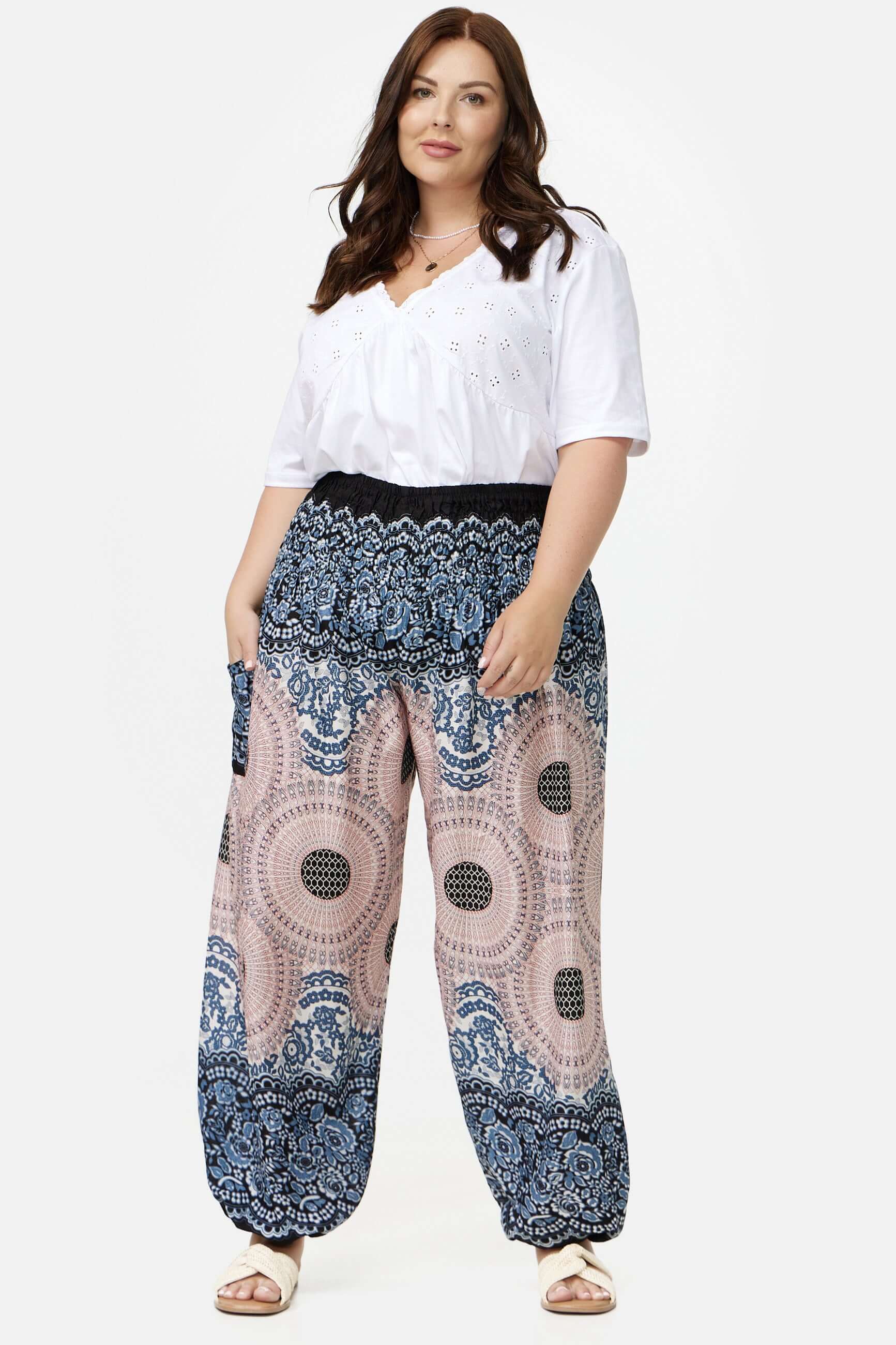 Frau in Haremshose Aquarell Mandala Plus Size von vorne
