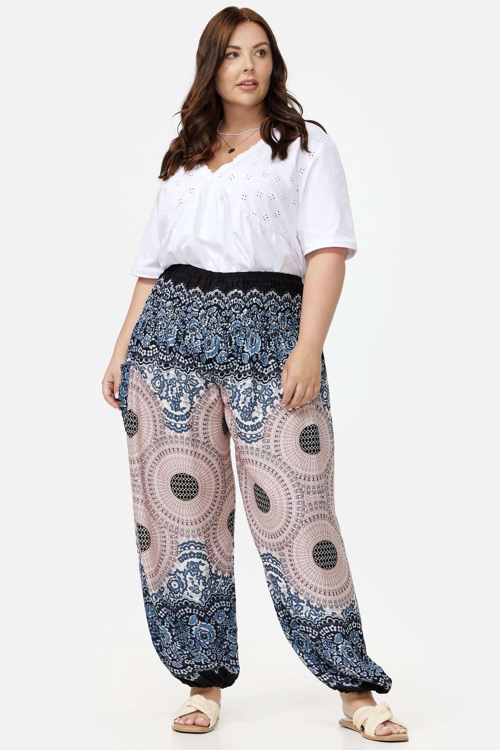 Frau in Haremshose Aquarell Mandala Plus Size von vorne