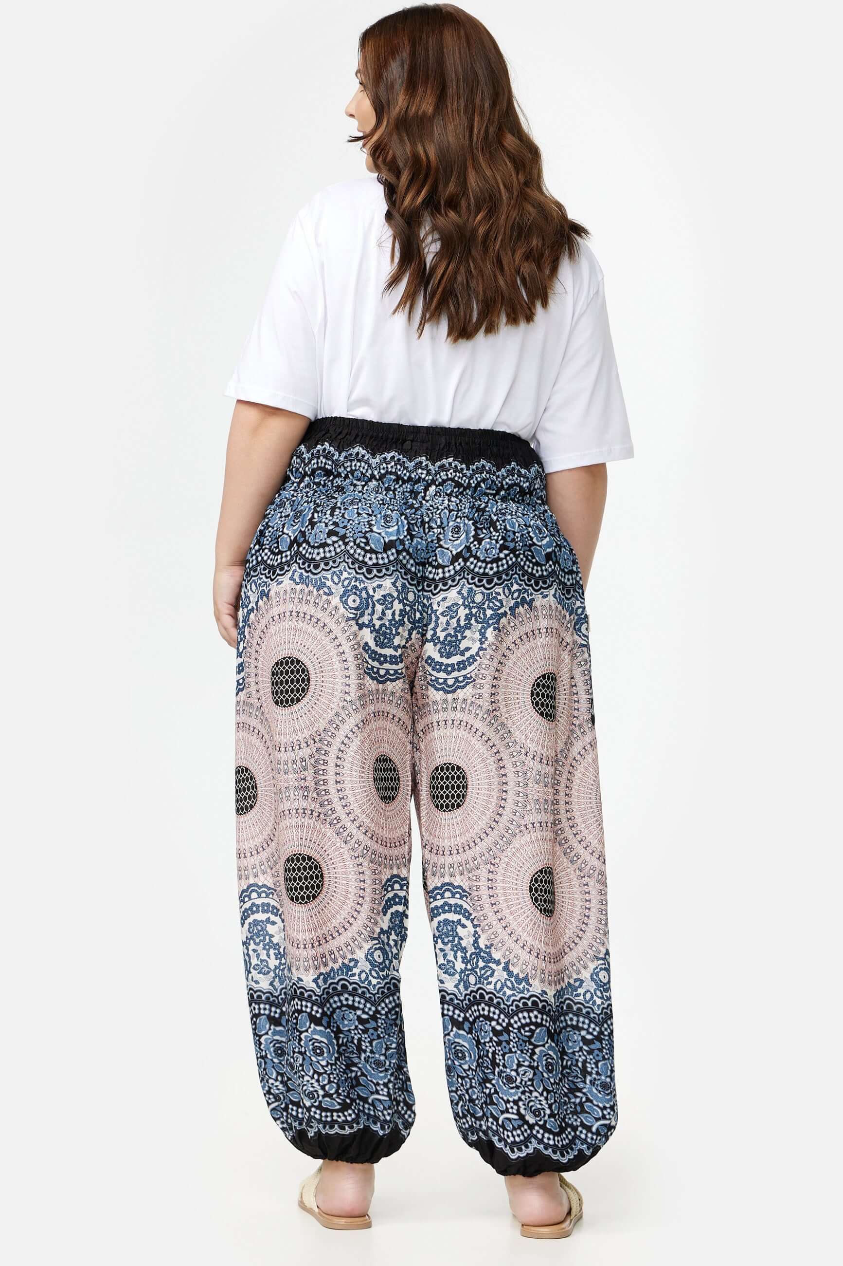 Frau in Haremshose Aquarell Mandala Plus Size von hinten