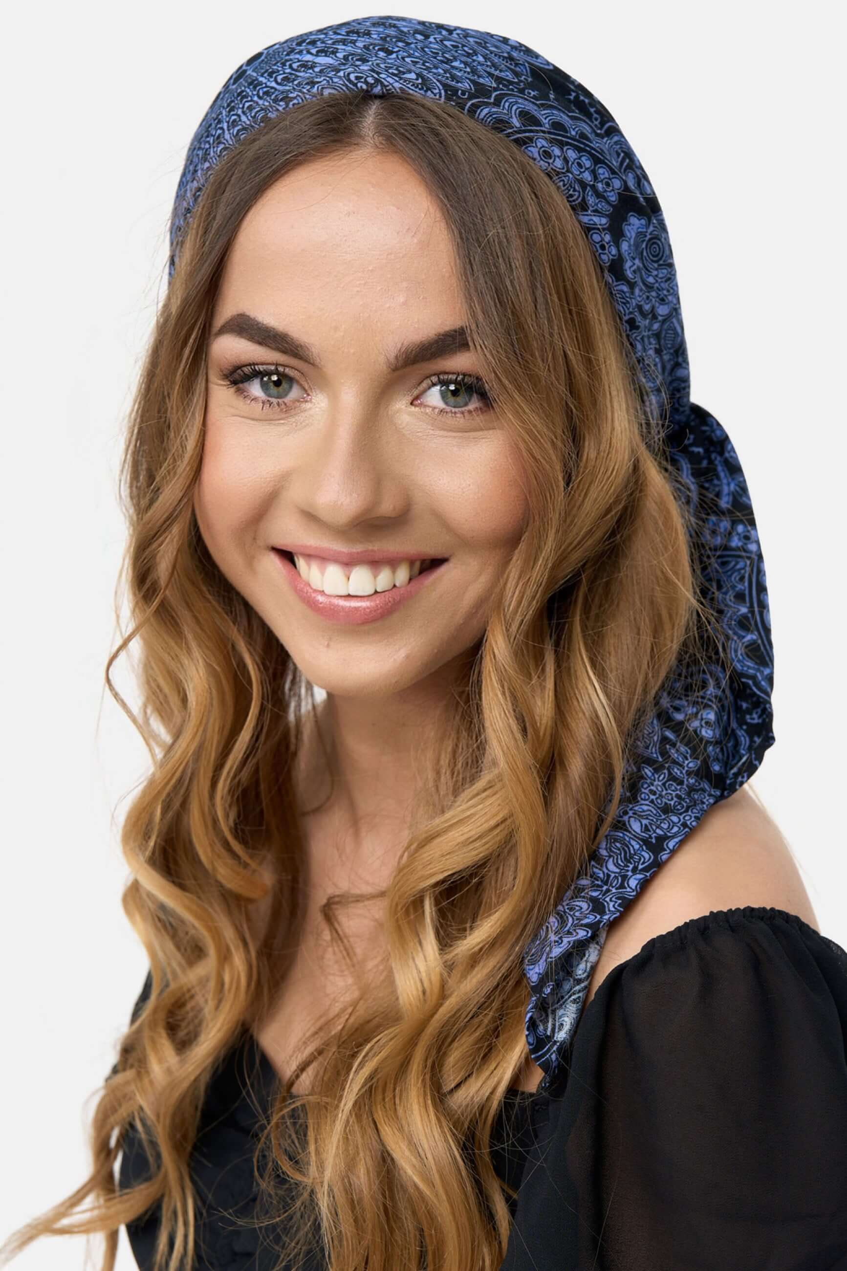 Frontalansicht des blau-schwarz gemusterten Bandana