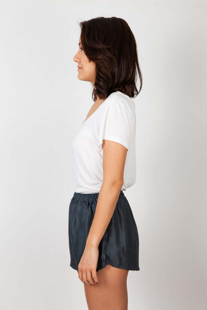 Frau in anthrazitfarbenen Shorts von der Seite - paigh
