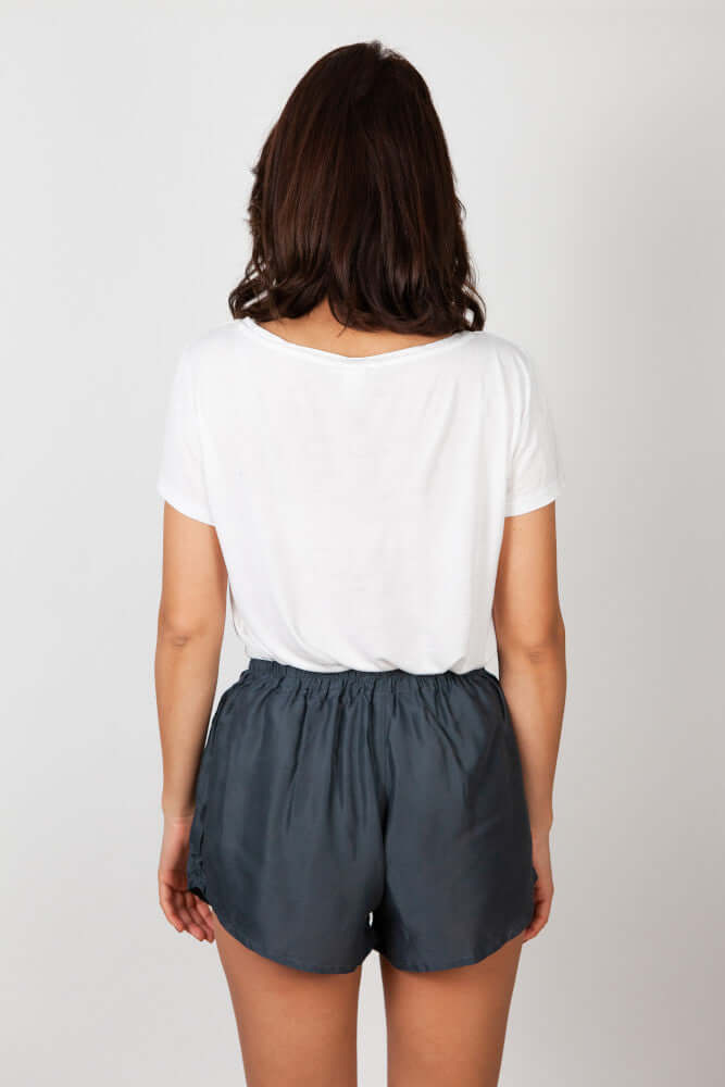 Frau in anthrazitfarbenen Shorts von hinten- paigh