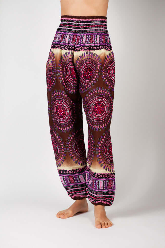 Frontalansicht der gemusterten Haremshose in Rot- und Violetttönen