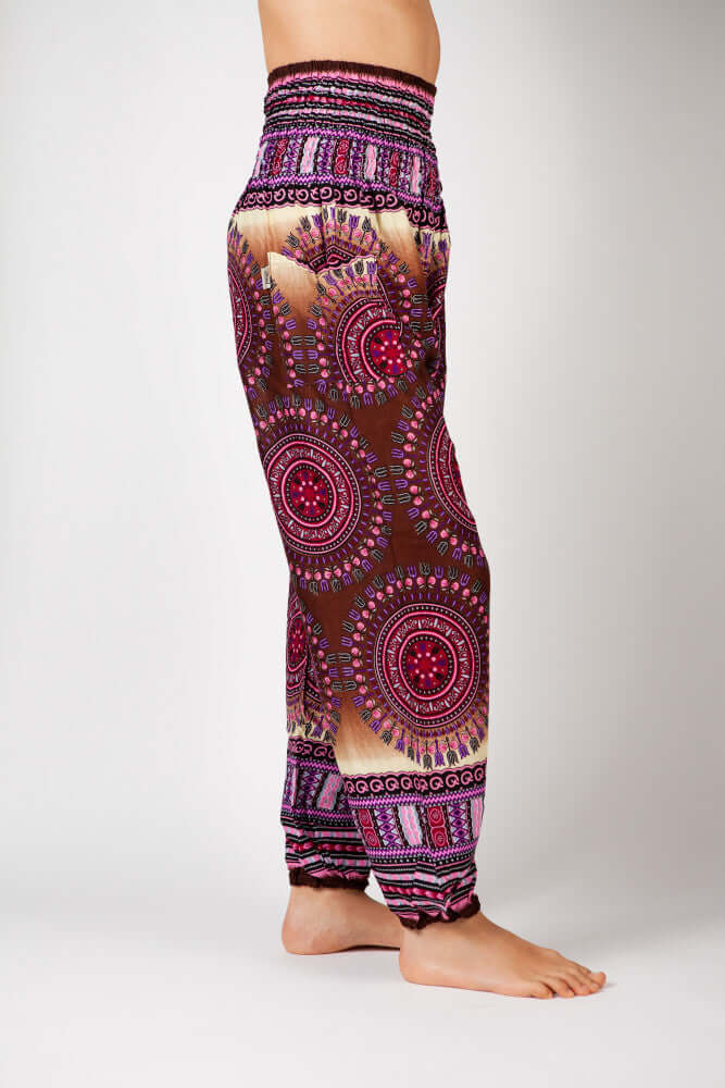 Seitenansicht der gemusterten Haremshose in Rot- und Violetttönen