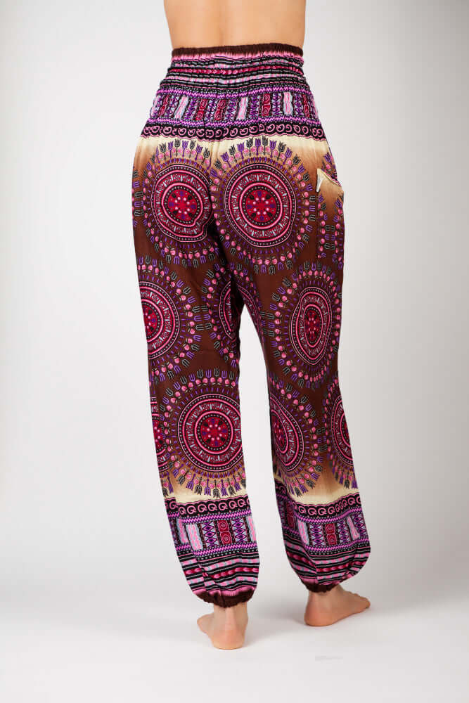 Rückansicht der gemusterten Haremshose in Rot- und Violetttönen