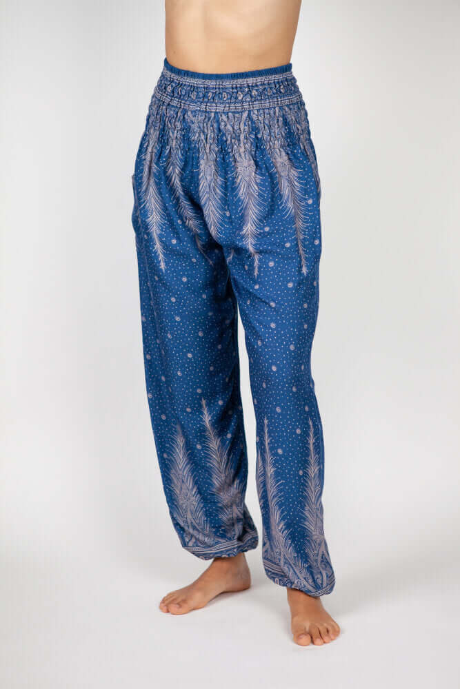 Frontalansicht der Haremshose in der Farbe Blau mit silbernem Muster