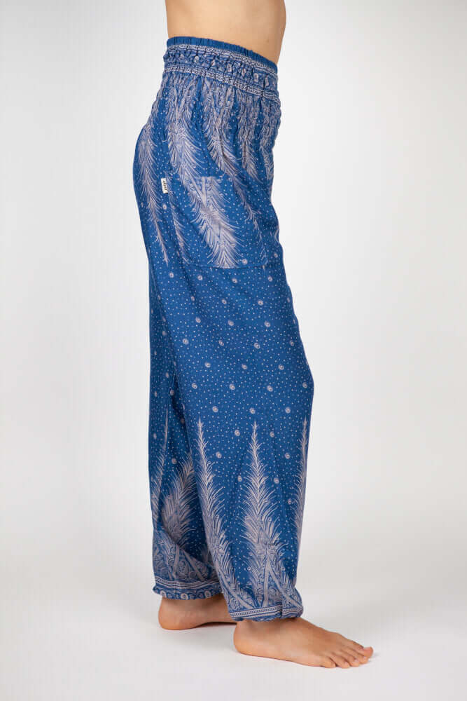 Seitenansicht der Haremshose in der Farbe Blau mit silbernem Muster