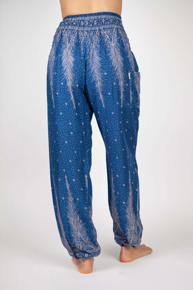 Rückansicht der Haremshose in der Farbe Blau mit silbernem Muster