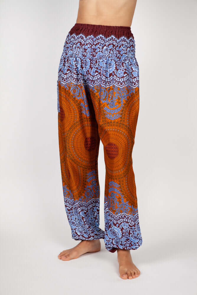 Frontalansicht der gemusterten Haremshose in den Farben Orange und Blau