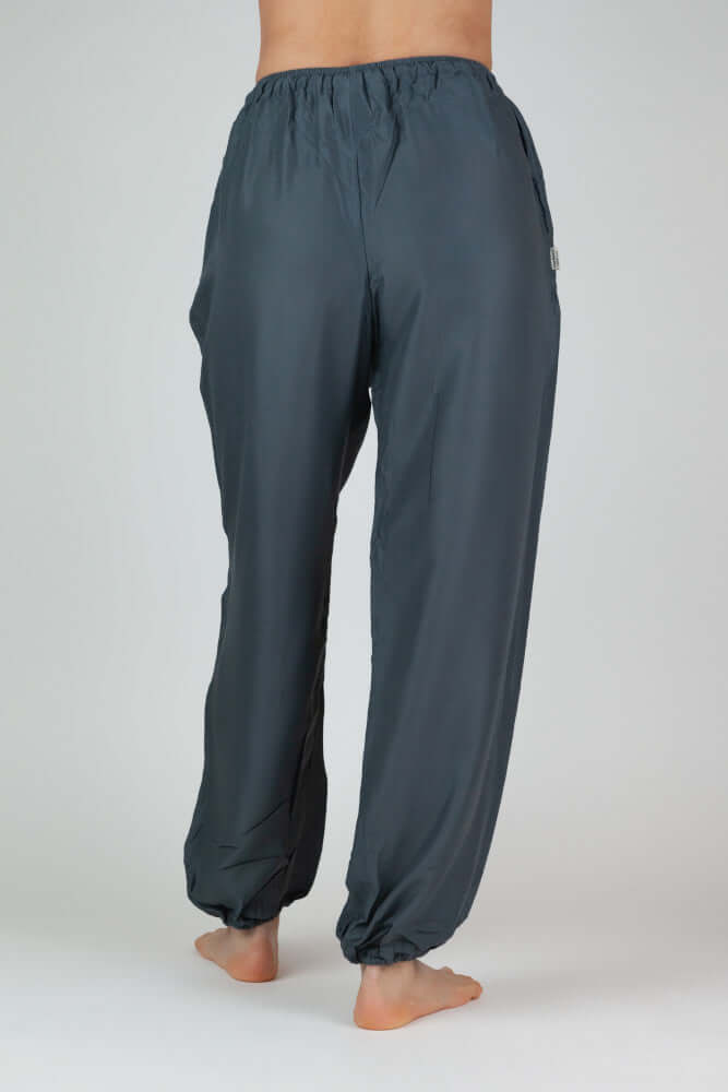 Anthrazitfarbene Chillerhose von hinten- paigh