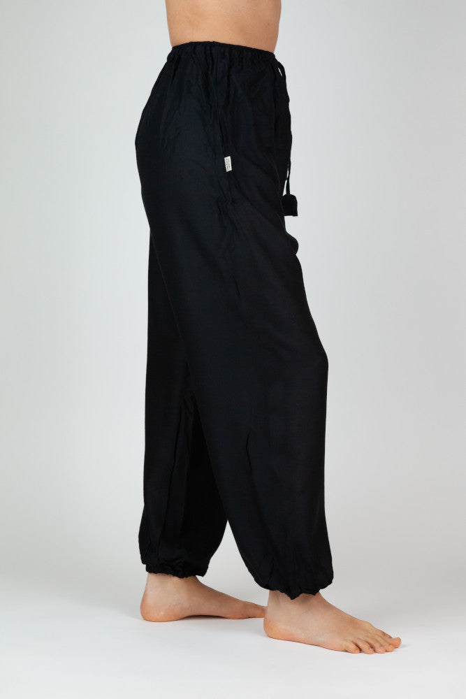 Seitenansicht Schwarze Chillerhose