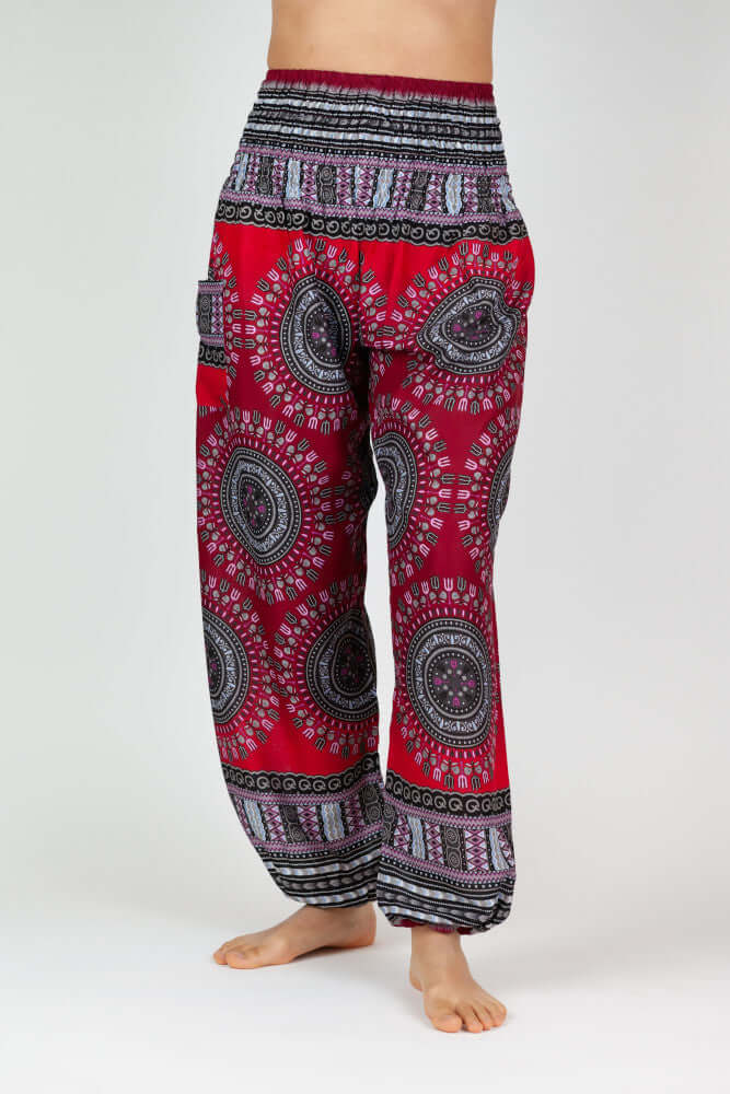 Frontalansicht der gemusterten Haremshose in den Farben Rot und Schwarz