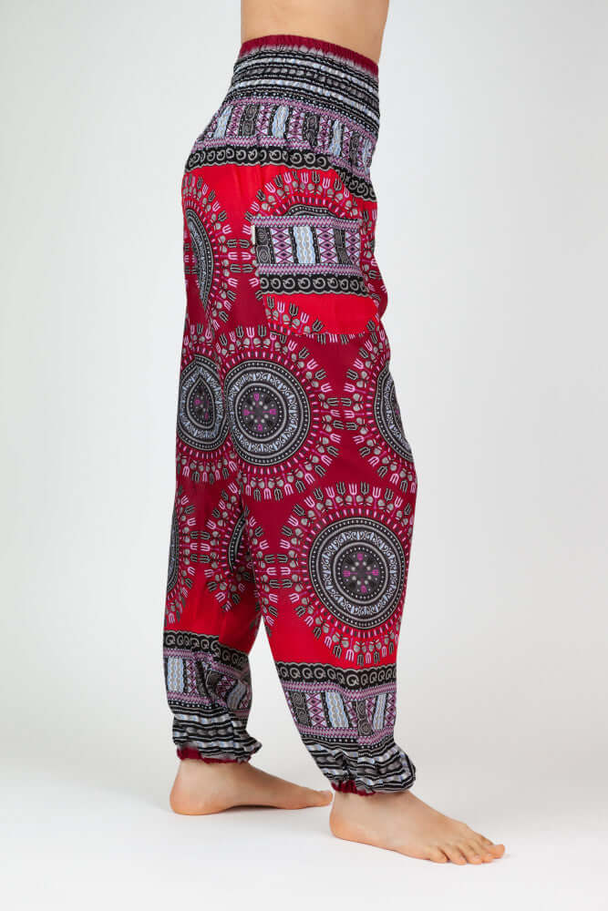 Seitenansicht der gemusterten Haremshose in den Farben Rot und Schwarz