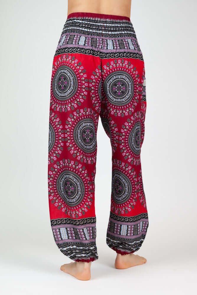 Rückansicht der gemusterten Haremshose in den Farben Rot und Schwarz