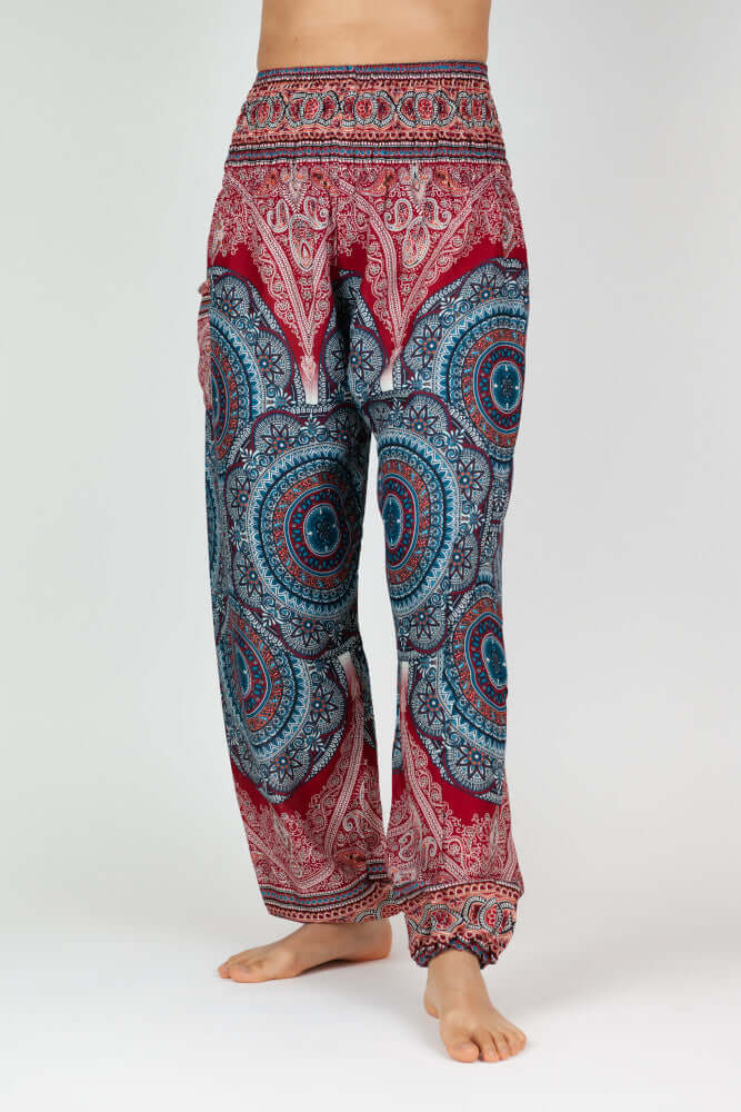 Frontalansicht der gemusterten Haremshose in hellen Rot- und Blautönen