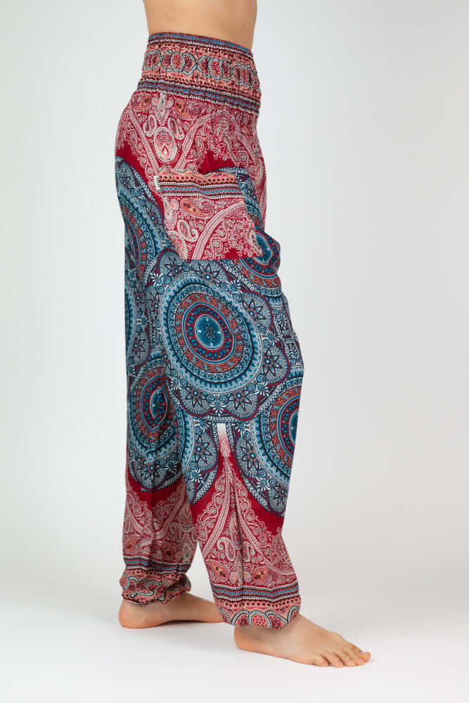 Seitenansicht der gemusterten Haremshose in hellen Rot- und Blautönen