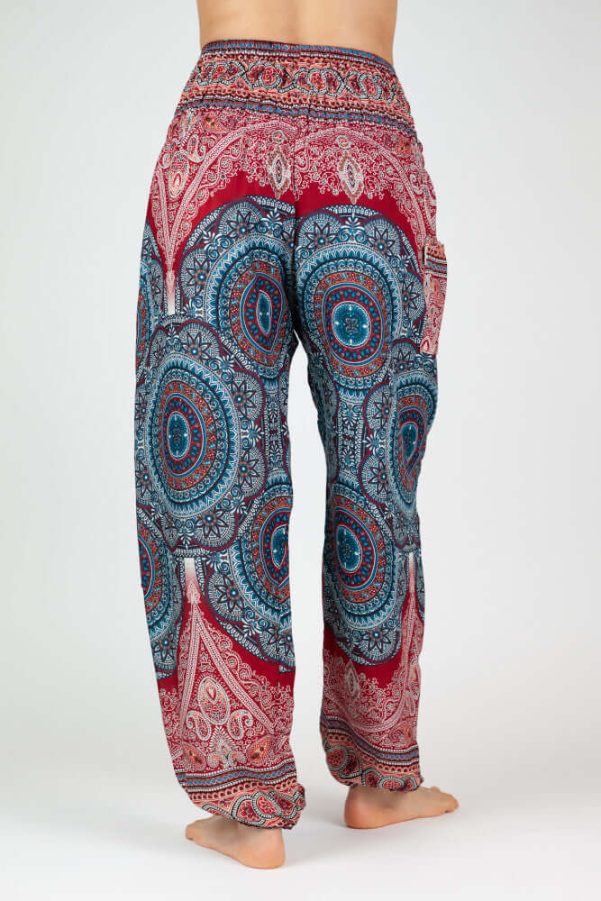 Rückansicht der gemusterten Haremshose in hellen Rot- und Blautönen