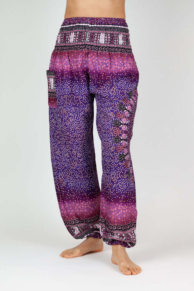 Frontalansicht der gemusterten Haremshose in violetten Farbtönen