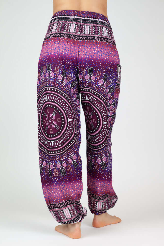 Rückansicht der gemusterten Haremshose in violetten Farbtönen