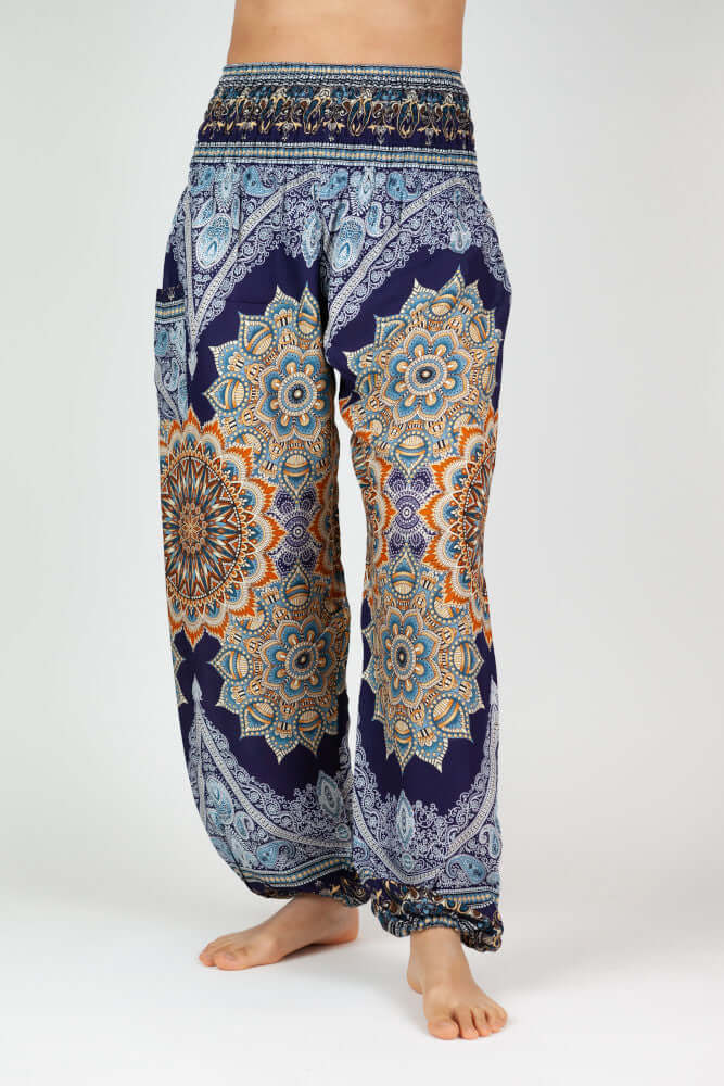 Frontalansicht der gemusterten Haremshose in den Farben Blau und Gelb