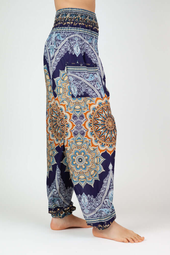 Seitenansicht der gemusterten Haremshose in den Farben Blau und Gelb