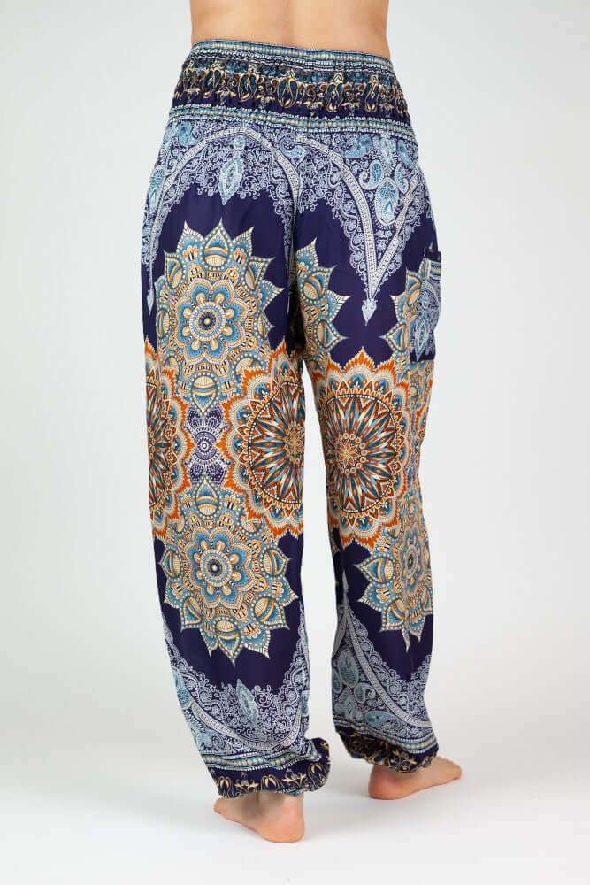 Rückansicht der gemusterten Haremshose in den Farben Blau und Gelb