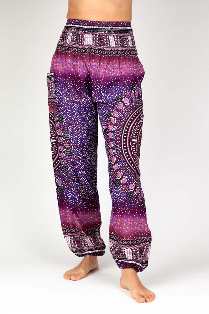 Frontalansicht der gemusterten Haremshose in violetten Farbtönen