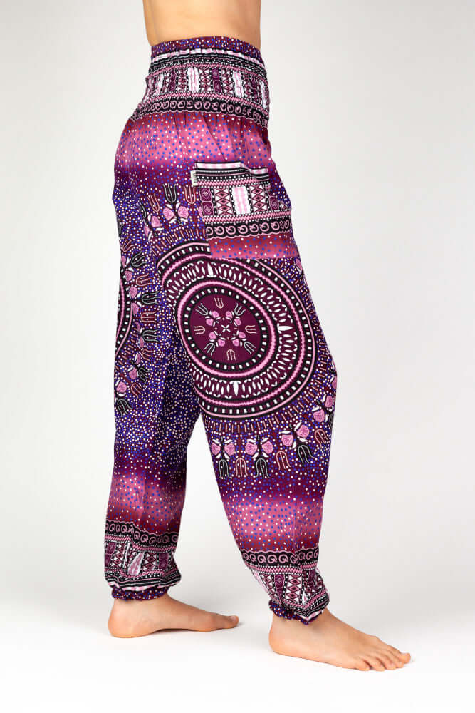 Seitenansicht der gemusterten Haremshose in violetten Farbtönen