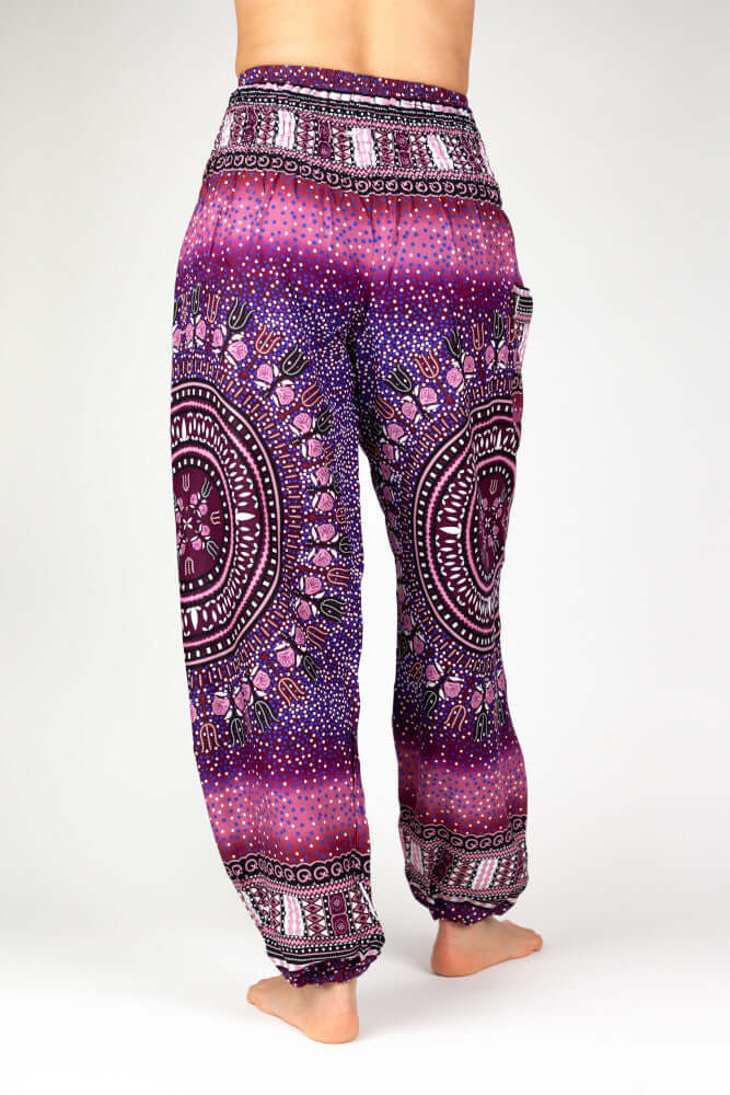 Rückansicht der gemusterten Haremshose in violetten Farbtönen