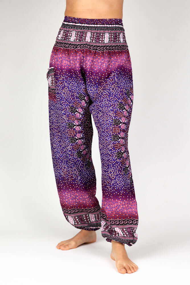 Frontalansicht der gemusterten Haremshose in violetten Farbtönen