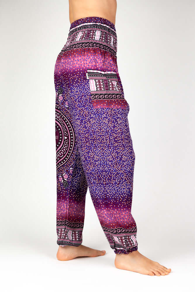 Seitenansicht der gemusterten Haremshose in violetten Farbtönen