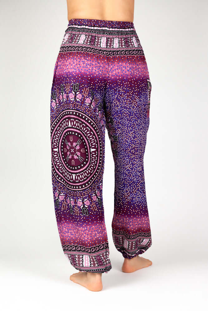 Rückansicht der gemusterten Haremshose in violetten Farbtönen