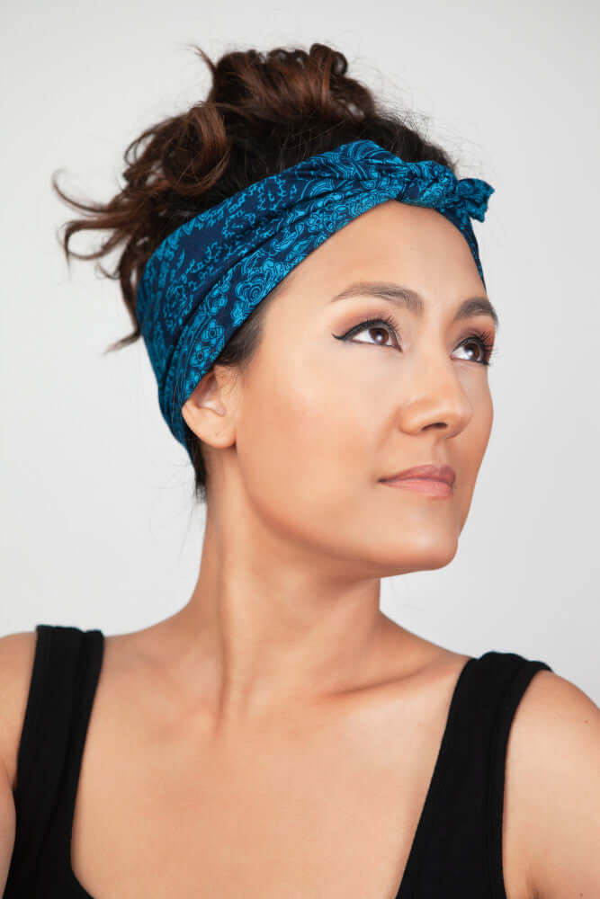 Frontalansicht eines türkis-gemusterten Bandana