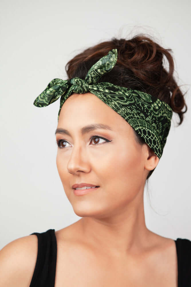 Frontalansicht des grün gemusterten Bandana