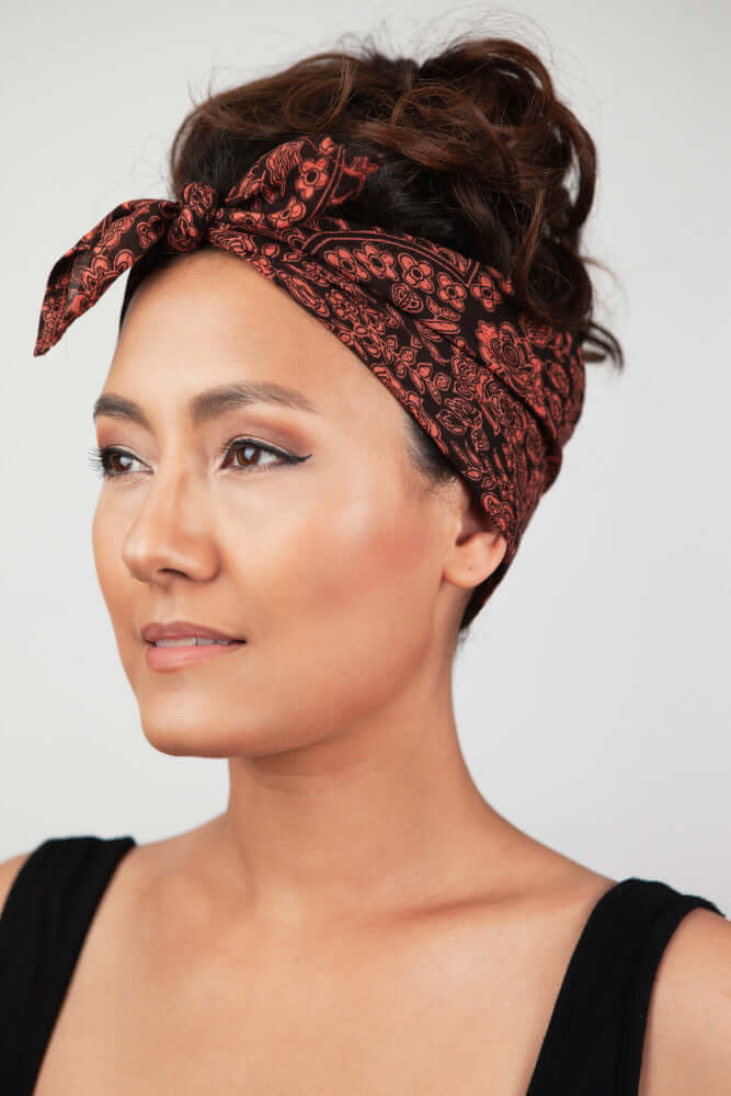 Seitenansicht des orange-schwarz gemusterten Bandana