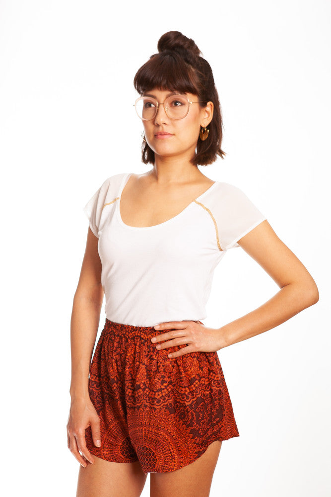 Frau in orange-roter Mandala Shorts von vorne