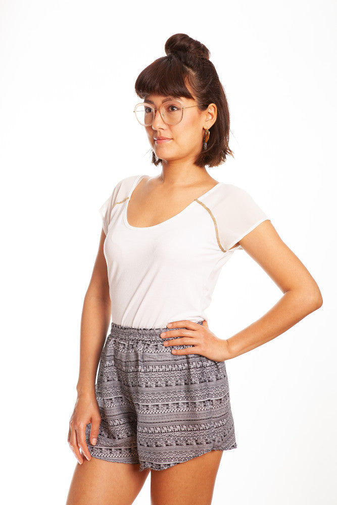 Frau in gemusterter schwarzer Bambus Shorts von vorne