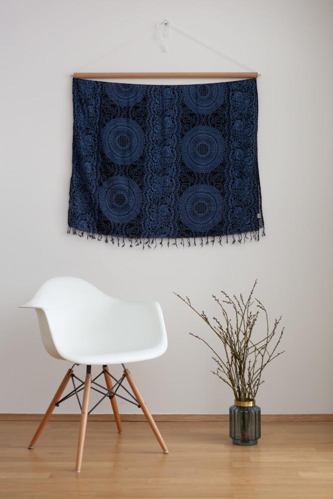 Dunkelblau gemustertes Tuch als Wandschmuck