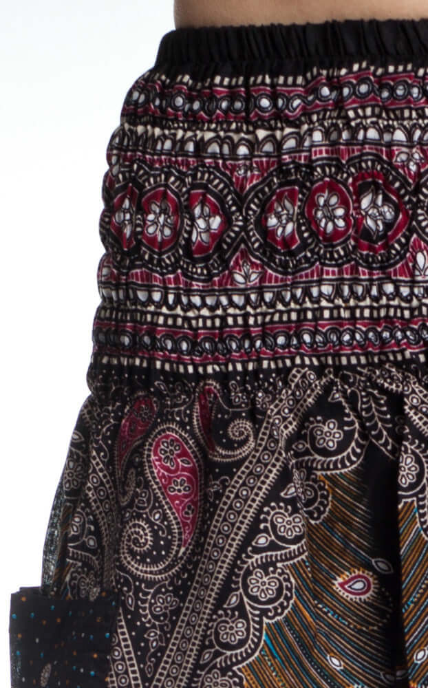 Schwarz-buntes Muster der Haremshose Orientalisches Universum close-up