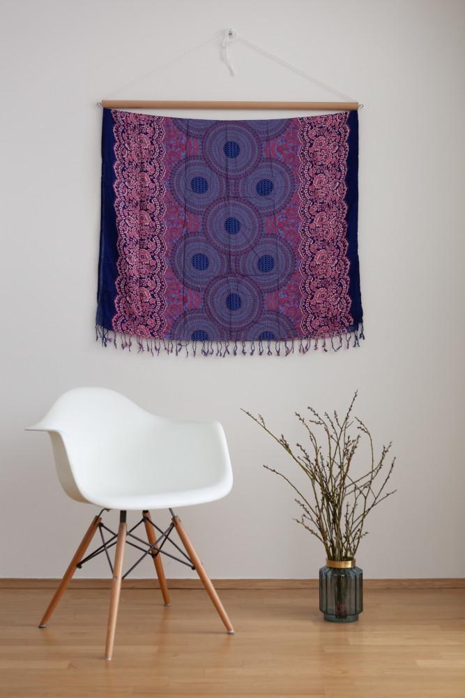Violett gemustertes Tuch als Wandschmuck