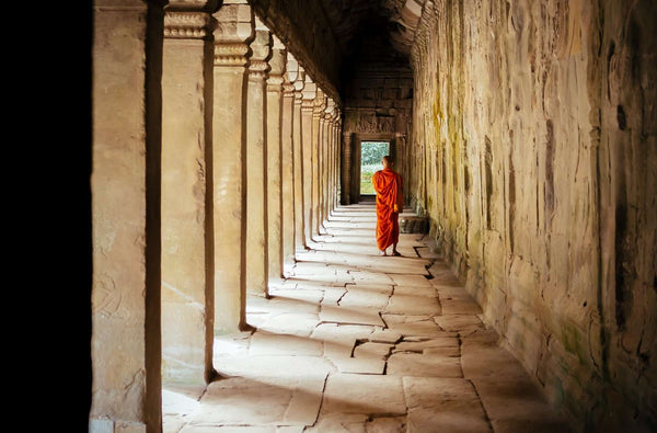 Mönch läuft durch ein Kloster