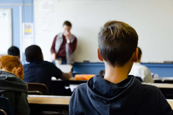 Bullying in der Schule: Kind sitzt in einem Klassenraum