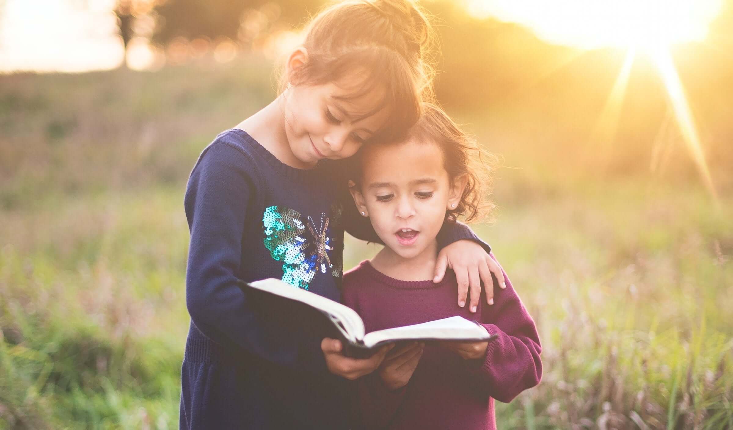 zwei Kinder lernen über Nachhaltigkeit aus einem Buch
