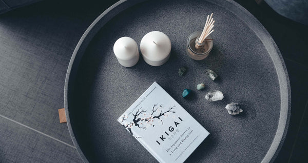 ikigai Buch auf einem Zen Tisch mit Kerzen