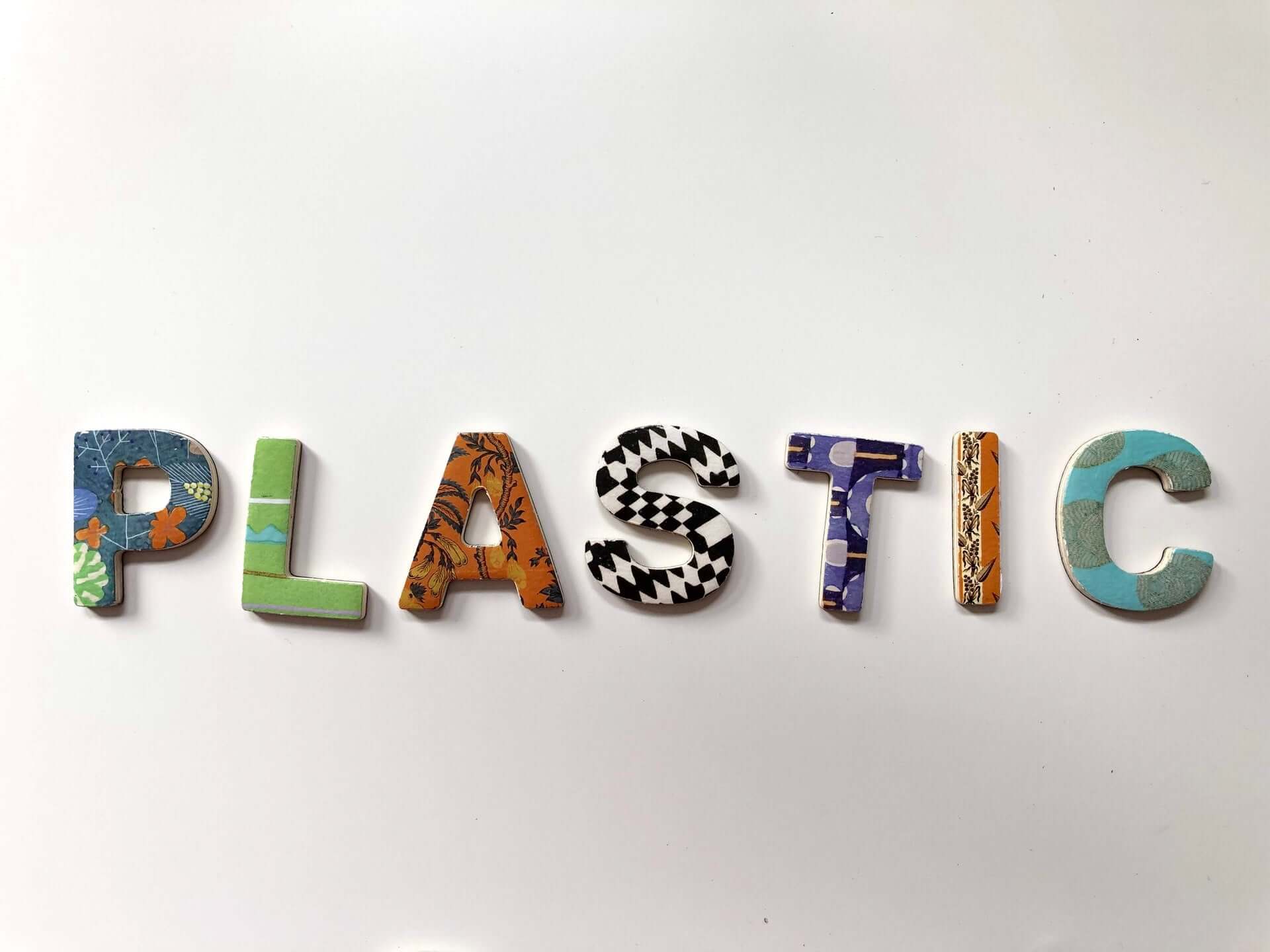 bunte "Plastic" Magnetbuchstaben auf Oberfläche